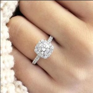 ZIRCONIA CUBIC  CRYSTAL RING IN SILVER TONE JEWELRY SIZE 8